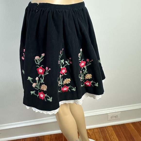 VTG 70s Dolce & Gabbana embroidered flowers circle lace lining skirt size 26/40 - Picture 4 of 9